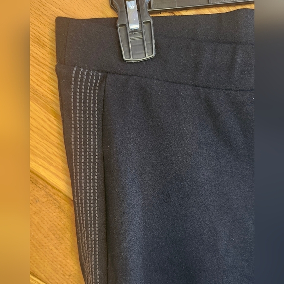 Black Thick Cropped Leggings With Textured Side Details Size Large - Picture 2 of 9